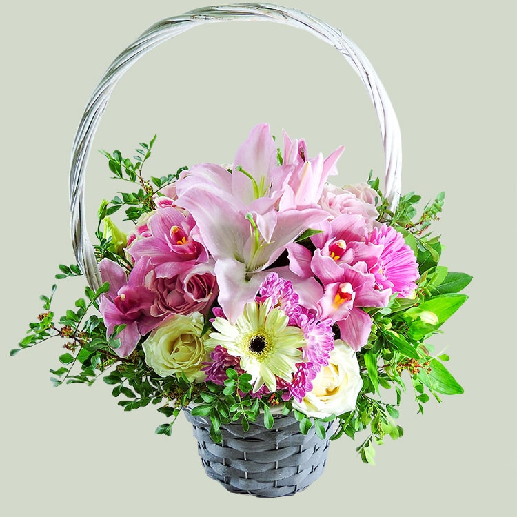 Σύνθεση λουλουδιών σε καλάθι