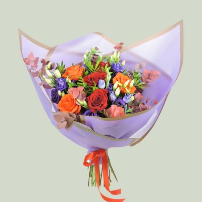 Ανθοδέσμη με πορτοκαλί και κόκκινα τριανταφυλλα και μπλέ λυσιανθος σε μώβ περιτύλιγμα