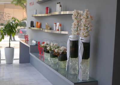 Διακόσμηση καταστήματος της Wella.Βάζα ψηλά και κοντά με ορχιδέες συμπίντιουμ