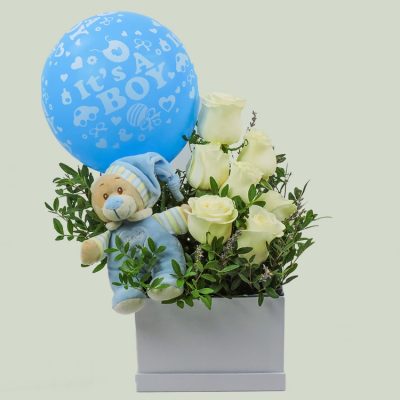 λουλούδια σε κουτί με μπαλόνι και αρκουδακι σε μπλέ χρώμα για αγοράκι