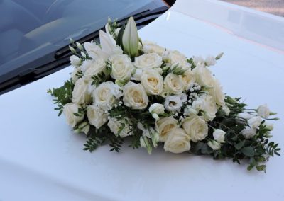 διαφορα λευκα λουλουδια για αυτοκίνητο γαμου στολισμος