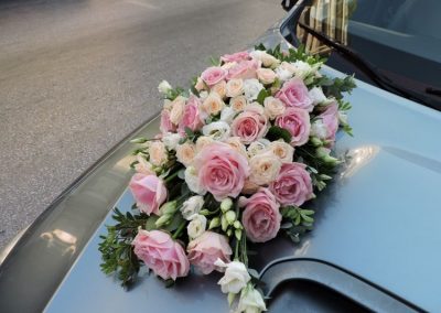 ρομαντική συνθεση με τριανταφυλλα για αυτοκινητο γάμου