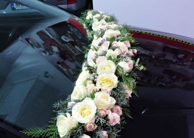 γυρλάντα λουλουδιων για στολσιμο γαμου αυτοκινητο