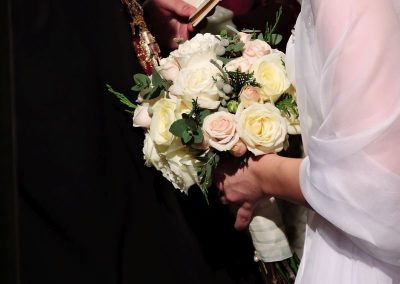 σεμνή ανθοδέσμη νύφης με τριαντάφυλλα και φυλλώματα..