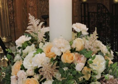 σύνθεση με λουλουδια και κερι για γαμο