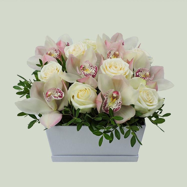 Ορχιδέες και τριαντάφυλλα σε λευκό κουτί