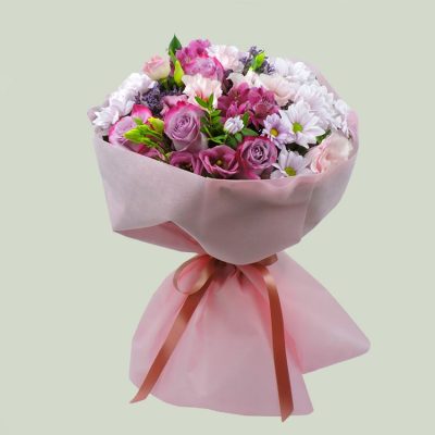 ανθοδέσμη με διάφορα λουλούδια σε ρόζ αποχρώσεις