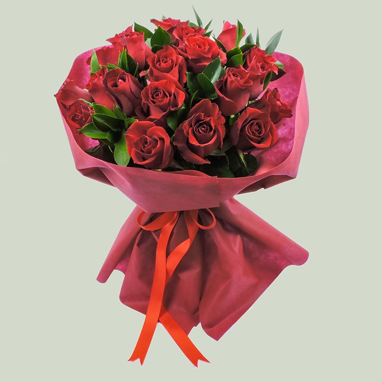 ανθοδέσμη με είκοσι κόκκινα τριαντάφυλλα σε κόκκινο περιτύλιγμα απο ανθοπωλειο
