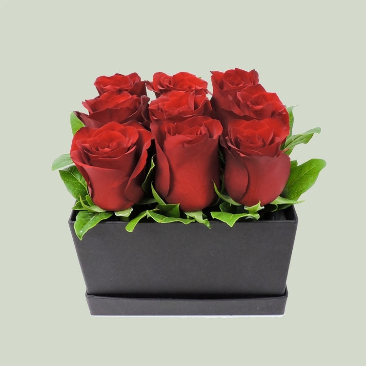 κόκκινα τριαντάφυλα σε μάυρο τετράγωνο κουτί