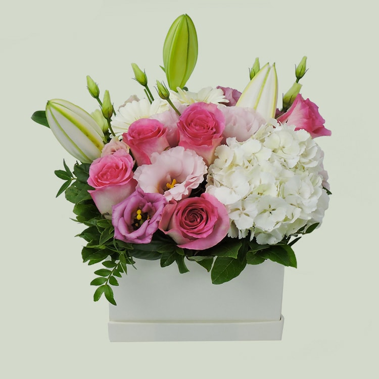 διαφορα λουλούδια σε λευκο και ροζ χρώμα σε τετραγωνο κουτι