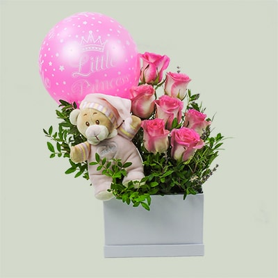 ρόζ λουλούδια σε σύνθεση για κοριτσάκι νεογέννητο