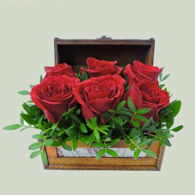 ξύλινο μπαουλάκι με τριαντάφυλλα