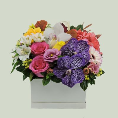 Σύνθεση σε κουτι με χρωματιστα λουλούδια