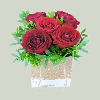 κουτι με κόκκινα τριαντάφυλλα