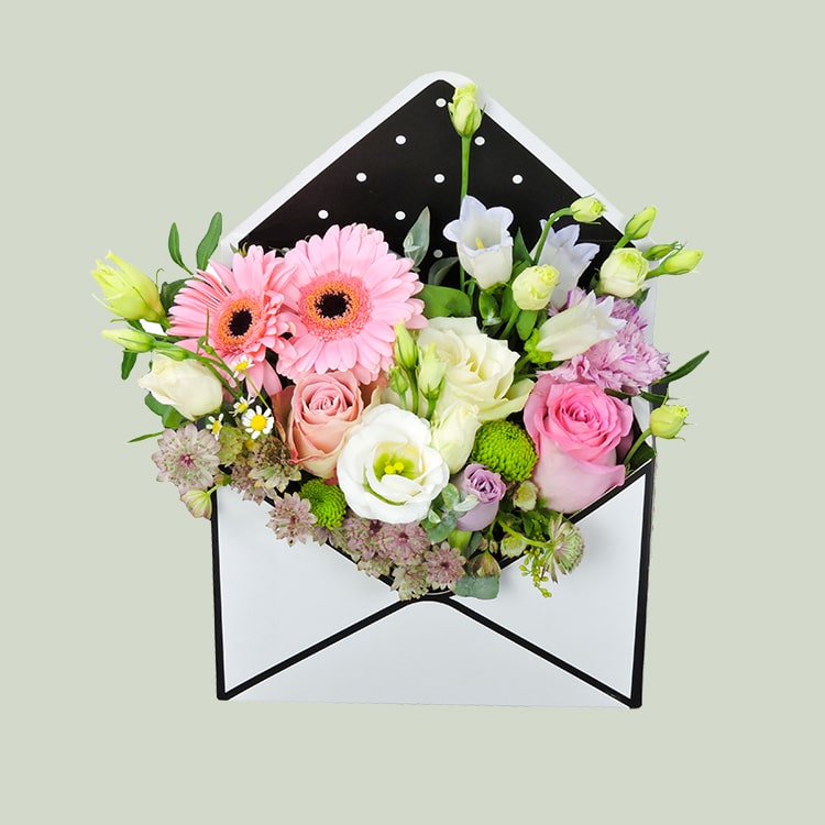 Λουλούδια σε ταχυδρομικό φάκελο κουτί