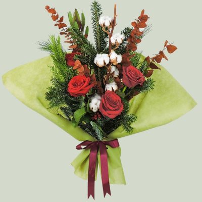 Χριστουγενιάτικη ανθοδεσμη με φυλλώματα τριαντάσφυλα και βαμβάκι